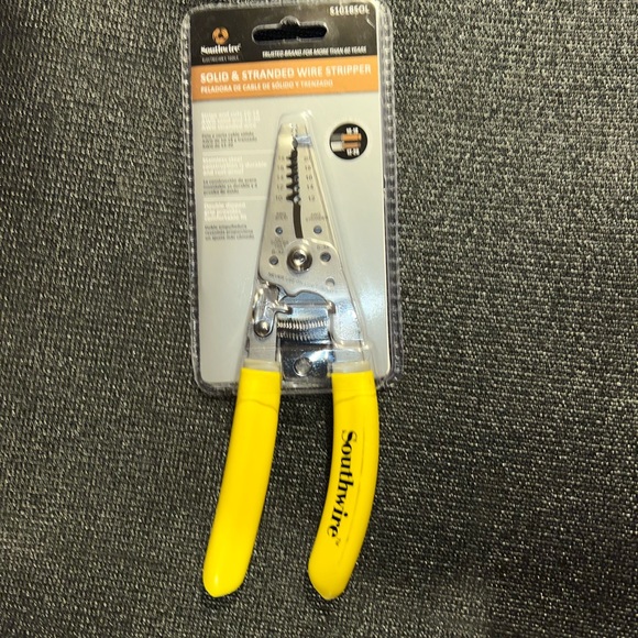Southwire Solid and Stranded Wire Clippers - Picture 1 of 2